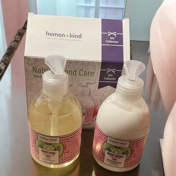 HUMAN + KIND SKINCARE NATURAL HANDWASHING + LOTION Gift Collection UNISEX - Picture 1 of 3